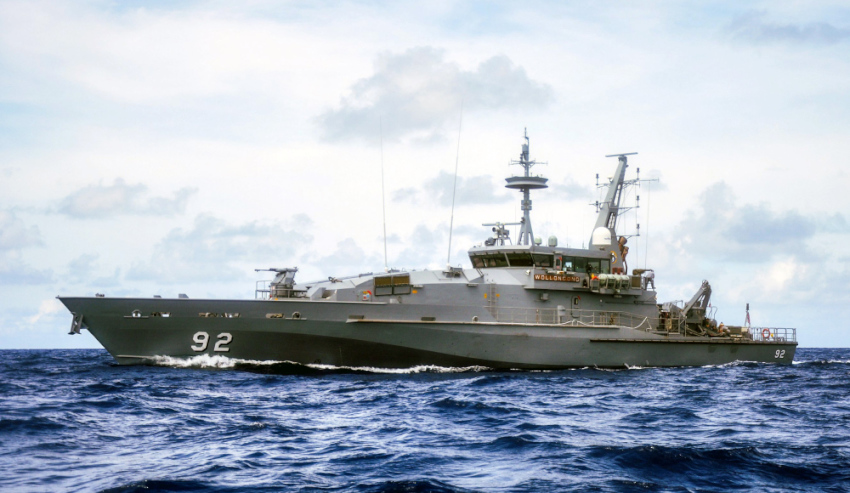 Armidale-HMAS-Wollongong.jpg