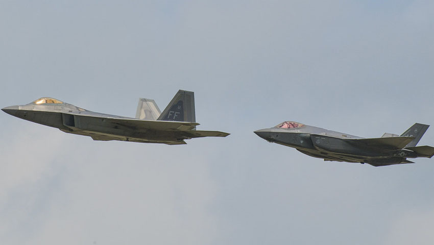F-22_and_F-35_in_formation.jpg