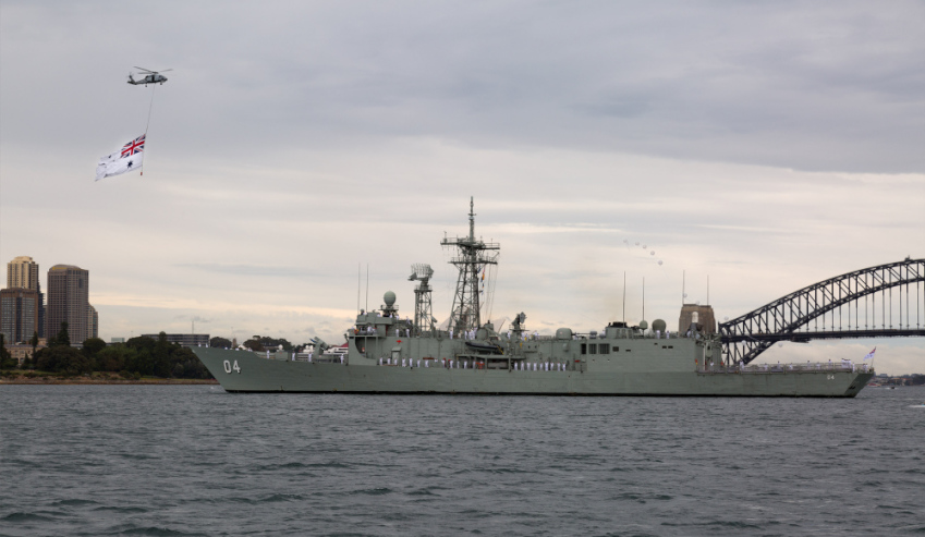 Seahawk-and-HMAS-Darwin.jpg