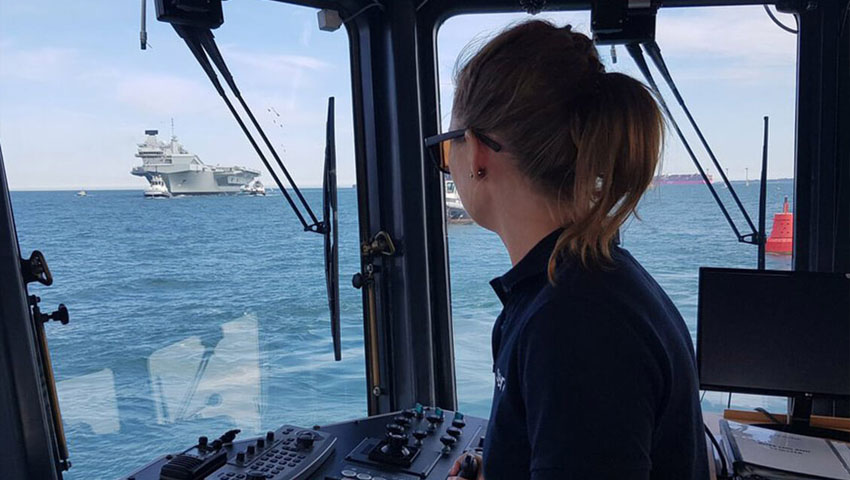 Royal Navy help to train Aussie tug masters